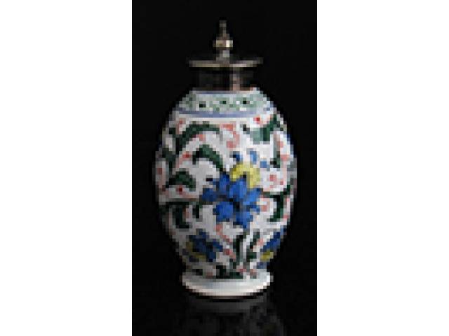 Saleiro em porc. oriental, tampa em prata, corpo decor. floral e timbre na base. h = 9,5 cm