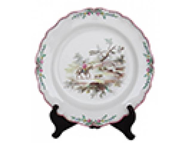 Prato faiança “Vieux Paris” borda trabalhada tons bordô decor. flores; ao centro cavaleiro, marca “VP”, no verso, folhas verdes em alto relevo. d = 24,5 cm - França, séc. XIX