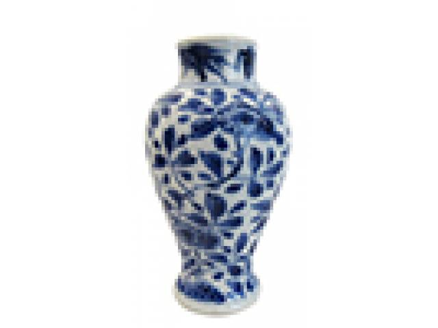 Pequeno vaso Mei-ping de porc. esmaltada de Neuhaldensleben, manufatura “J. Uffrecht & Co.”, decoração padrão floral ao estilo oriental na palheta “blue and white”. h = 10 cm. - Alemanha, primeiro quartel do século XX.