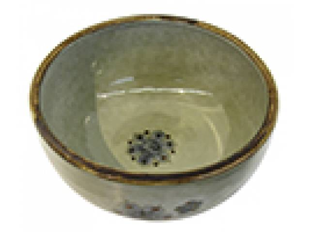 Bowl cerâmica “Ken Edwards” arte popular decor. flores e pássaros, tons de azul e borda esmaltada em marrom, timbrado na base. d = 18 e h = 9,5 cm - México, séc. XX