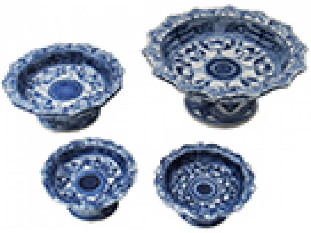 Quatro saleiros em porc. azul e branca, bordas recortadas. Diferentes tamanhos: d = 11,5 cm e h = 5 cm, d = 8,5 e h = 4 cm, menores: d = 5,5 e h = 2 cm - Tailândia, séc. XX