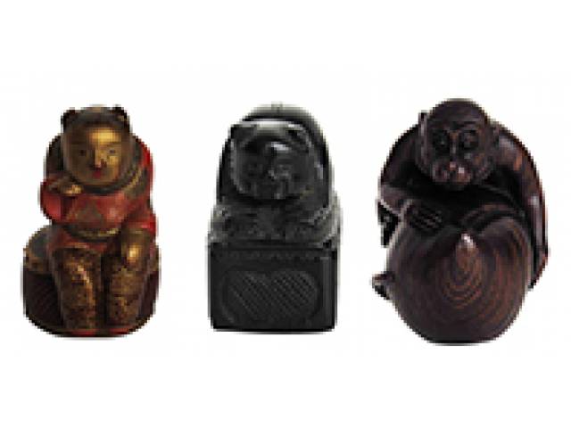 Três Netsukes madeira homem (2 x 3 cm), urso (2 x 4 cm) e macaco (2,5 x 4,5 cm), de coleção. - Japão, séc. XIX/XX