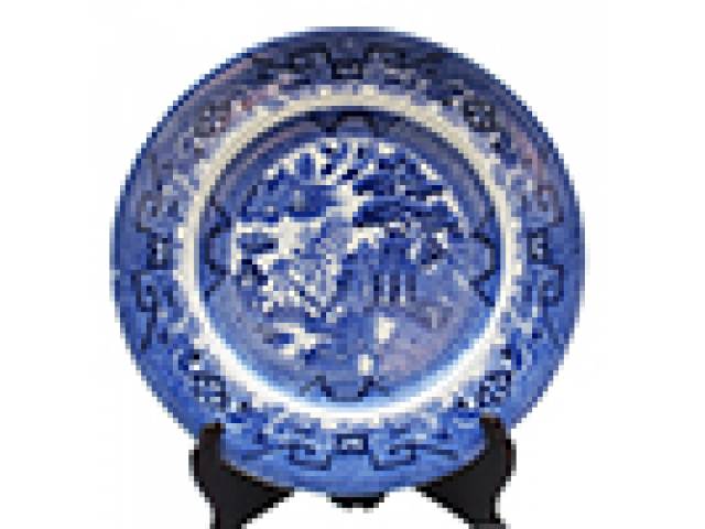 Prato em porc. “British Anchor” azul cobalto. (Salgueiro é a árvore sempre presente nessa louça) Borda decor. ao estilo oriental. d = 26 cm - Inglaterra. 1940/1950