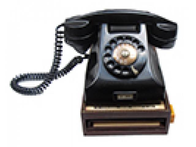 Telefone de disco “Ericsson”, cor preta em uso, acompanha caixa “FLIP-N-DIAL”, mad. com agenda original nunca utilizada. 26 x 16 x 17 cm. - Anos 60