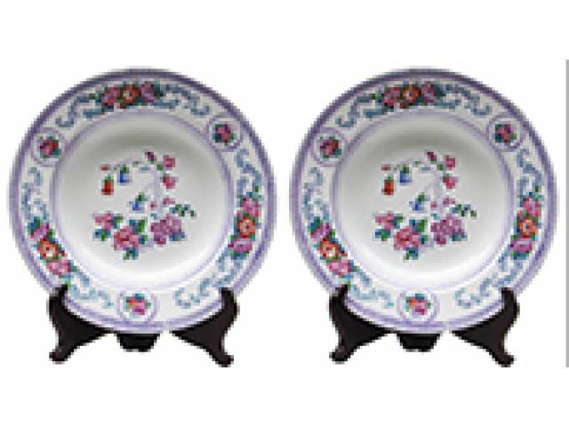 Par de pratos em porc. “Charles Meigh & Son - Campanula” (1851/1861) borda florida e campanulas. d = 24 cm - Inglaterra, séc. XIX.