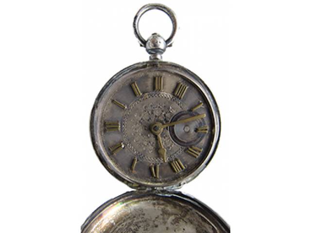 Relógio de bolso “John Forrest” ajuste corda interno, mostr. e cx. trabalhada prata sterling contraste Birmingham (1898), prateiro W M Hayes. d = 5,5 cm, l = 1,5 cm. - Inglaterra, séc. XIX. No estado: faltam nº, ponteiro de segundos e maq. não funcionando.