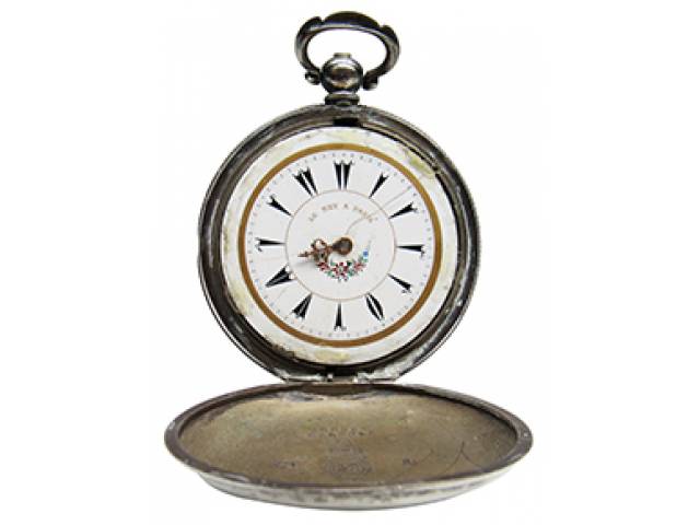 Relógio de bolso “Billodes - Zenith” ajuste corda interno, mostr. turco porc. cx. prata lei 800 e guillhoché. d = 4,5 cm, l. = 1,5 cm - Suíça, séc. XX (1920). NE: sem ponteiros, tampa quebrada, maq. não funcionando