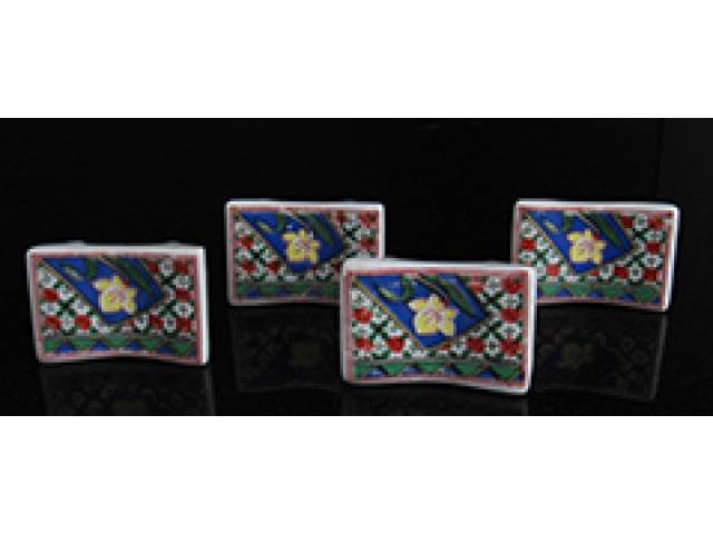 Quatro descansos para talheres porc. finamente decorados. 5 x 3 x 1 cm - Europa, séc. XX