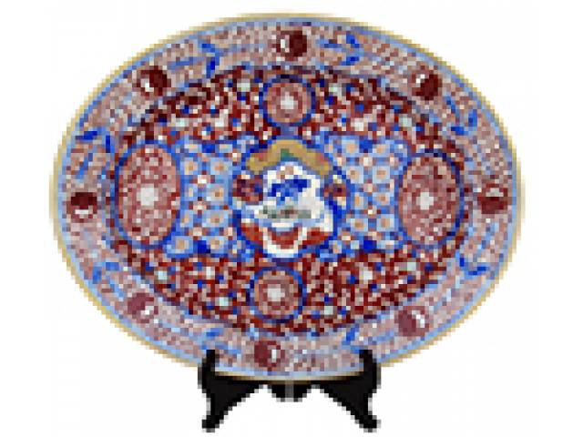 Travessa oval porc. Decor. sob paleta “Imari” com esmaltes rouge-de-fer e azul cobalto. 41 x 31,5 cm. - Japão, séc. XX
