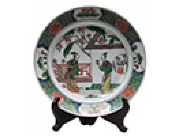 Prato em porc. decor. ao padrão “famille verte”com cena de gueixas na caldeira, envolta com barrado em motivos insetívoros e florais. d = 23,5 cm. Europa transição dos séculos XIX e XX.
