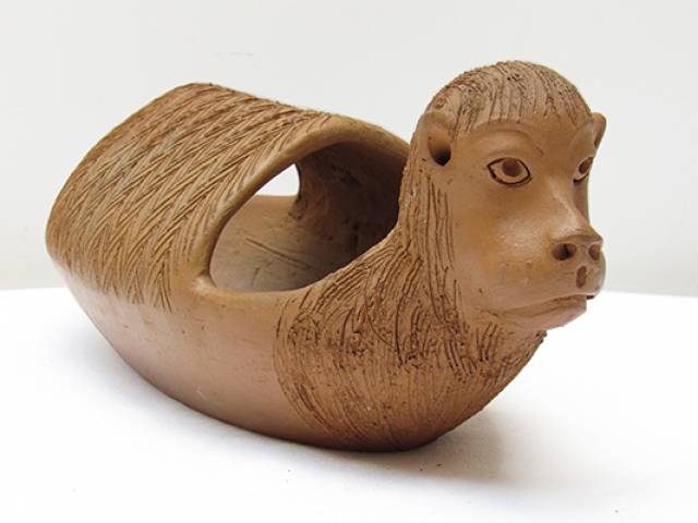 Ana das Carrancas (Ana Leopoldina dos Santos) escultura em barro 13,5 x 14 x 38 cm "Sem título" ass. na base