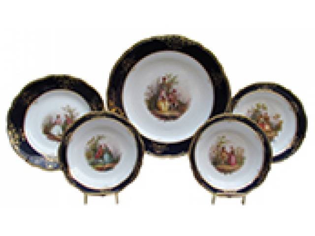 Serviço tête-à-tête porc. Meissen borda azul cobalto e apliques dourados, cena palaciana ao centro, prato (25 cm). 7 peças. - Alemanha, séc. XIX/XX