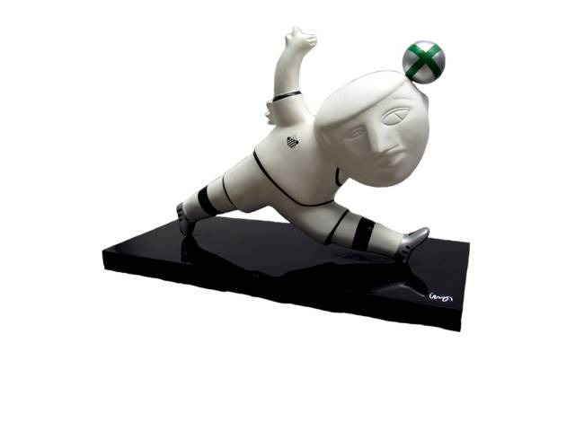 Inos Corradin Escultura em resina/fibra 32 x 49,5 x 20 cm "Jogador do Santos" ass na base 2014