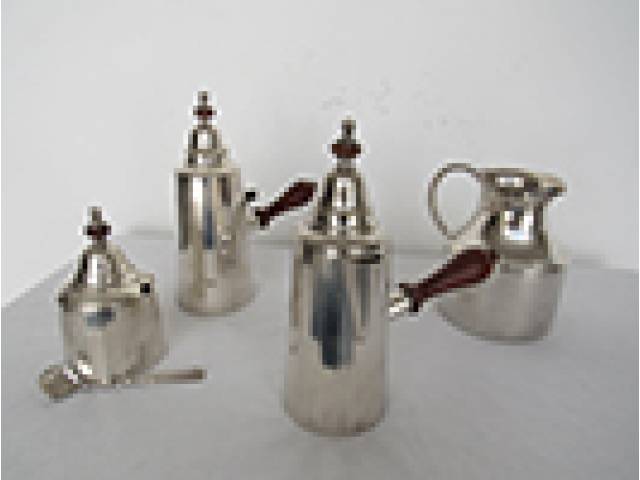 Serviço de café vintage estilo balaústre em metal espessurado a prata com cabo em madeira, total 5 peças: 1 chaleira, 1 cremeira, 1 açucareiro e 1 colher sem timbre e leiteira com alça em metal espessurado prata Wolff/Sopil