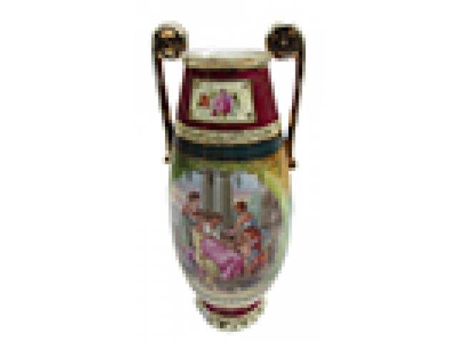 Ânfora porc. finamente ornamentada com folhas, flores em dourado e cena de Ninfas e Querubim ao centro. 27 x 12 cm – Alemanha, séc. XX. obs.: Pequeno talho na base