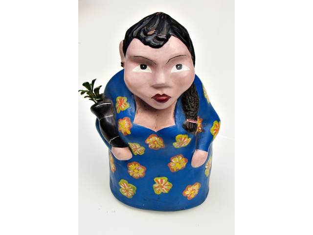 E. Sousa escultura em barro 35 x 26 x 18,5 cm "Senhora com flores" ass. base direita 2002