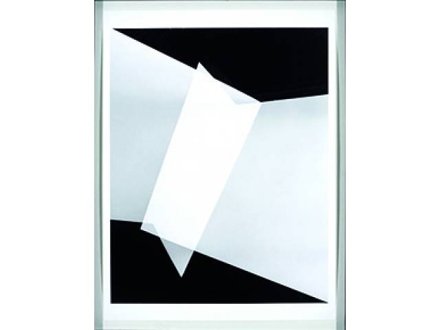 Geraldo de Barros fotografia, 36 x 28 cm, edição 14/15 "Fotoforma" década de 1980 - Participou das exposições Ruptura frente ressonâncias, 2008; Preto no branco - do concreto ao contemporâneo, 2010; Razão concreta, 2016, Galeria Berenice Arvani; Geometria em Síntese, 2018, Simões de Assis Galeria. Registrada no livro Geraldo de Barros - Fotoformas - Sombras, p. 15.