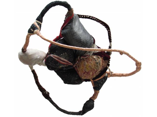 Sônia Gomes tecido e vergalhão de ferro 50 diam. x 30 cm "Patuá 2" ass. base 2005 Certificado de Autenticidade da "Galeria Thomas Cohn"