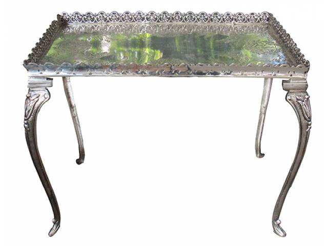 Mesa tabuleiro em metal espessurado a prata decorada com arabescos, flores, varanda vazada e pés torneados. 39 x 60 x 47 cm.