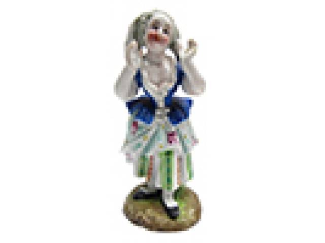 Figura de Camponesa com lenço em porcelana. 5 x 5 x 12 cm – Alemanha séc. XX - Fio de cabelo na mão