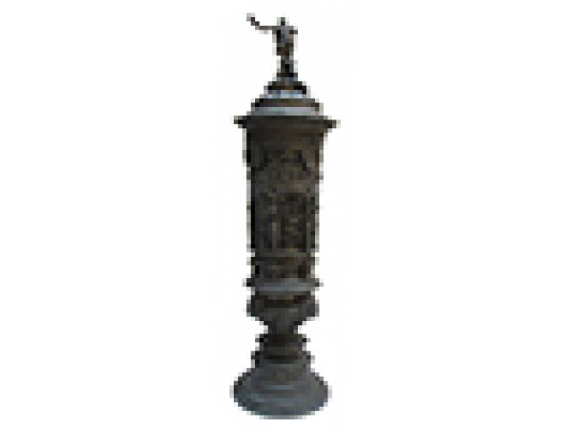 Grande torre e tampa em pewter finamente trabalhada e ornamentada. 15 x 54 cm – Alemanha, séc. XX. No estado: levemente reclinada
