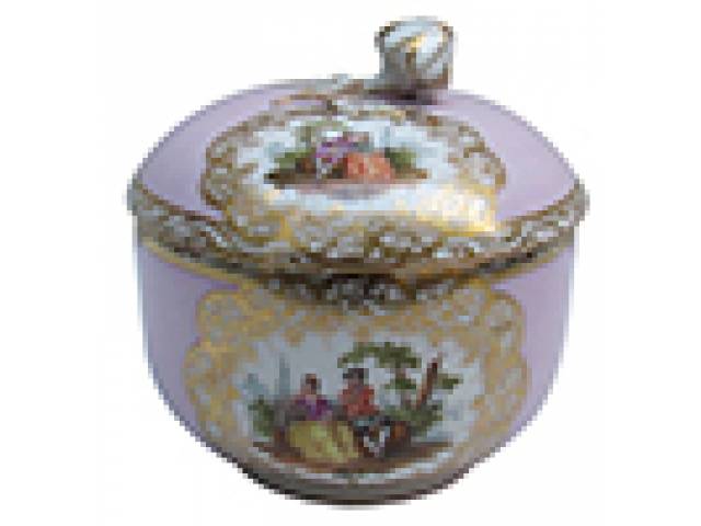 Potiche c/ tampa e pega em forma de flor, fundo rosè decor. cenaspalacianas românticas porc. Meissen. h = 11cm, d = 12cm –Alemanha, séc. XIX/XX