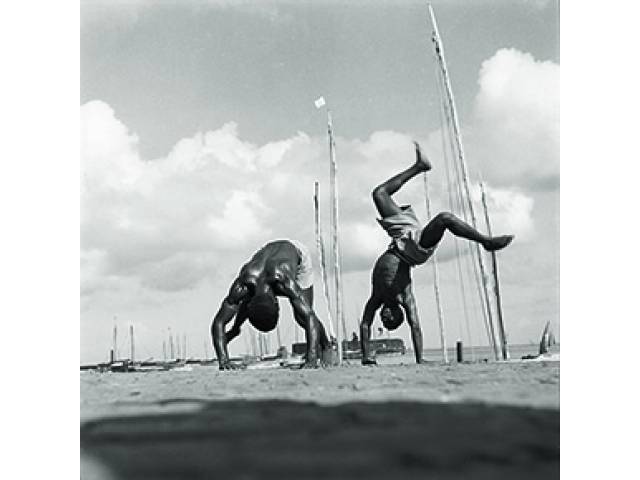 Pierre Verger gelatina e prata sobre papel fotográfico, chancela do artista no verso, 24 x 26 cm "Capoeira, Salvador" 1946-1948 - Participou da Exposição Mãe África: Pierre Verger e Rubem Valentim, 2018-2019, Galeria Berenice Arvani.