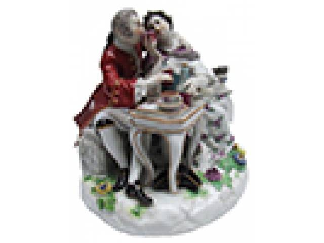 Figura de casal da corte e cachorro sentados bebendo vinho porc. Meissen. 14 x 15 x 12 cm. – Alemanha, séc. XIX/XX