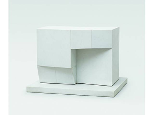 Sergio Camargo mármore de carrara, 33,5 x 47 x 38 cm "Sem título (#448)" 1979 - registrado no livro de Ronaldo Brito, Camargo. São Paulo: Raízes Artes Gráficas Ltda. Edições Akagawa, 1990, p. 168.