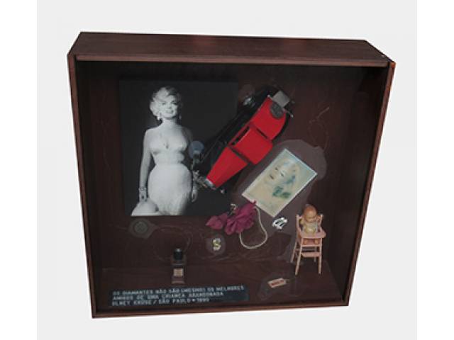 Olney Krüse assemblage 73 x 73 x 21 cm "Os diamantes não são (mesmo) os melhores amigos de uma criança abandonada" ass. CIE 1990 reproduzido no catálogo "Arqueologia de um tempoperverso"pág.19, etiqueta "A Galeria", ex-coleção Waldemar Szaniecki