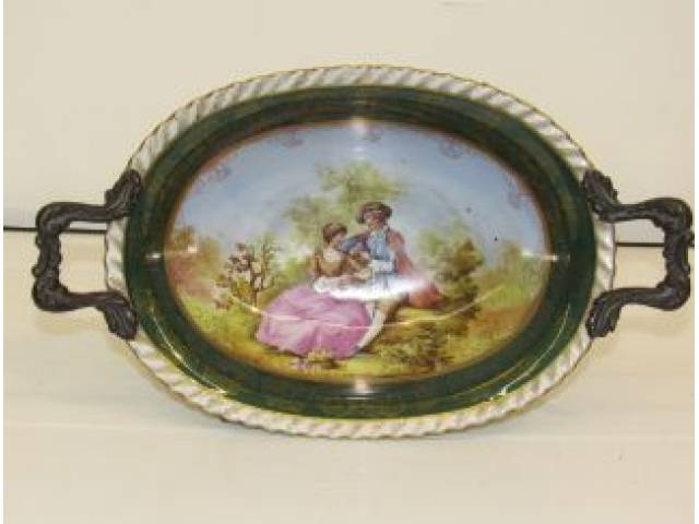 Franconia Krautheim Selb Bavaria - Centro de mesa em porcelana alemã, decoração policromada, com damas, cenas galantes e douração assinado, estrutura de bronze, terminando em pés de garra. 12 x 27,5 x 23 cm - Alemanha
