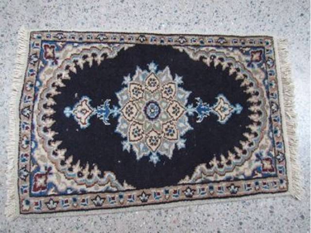 Tapete Nain Persa com medalhão central em tons de azul 0,60 x 0,41 = 0,25 m²