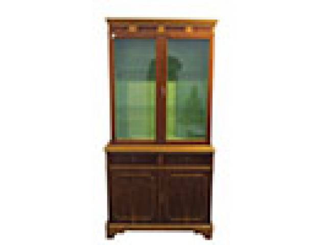 Armário vitrine Rádica (sup.): duas portas envidraçadas, duas prat. de vidro, inf:: duas pequenas gavetas, armário com prat. Forros tecido. 0,30 x 0,91 x 1,83 cm - Europa, séc. XX