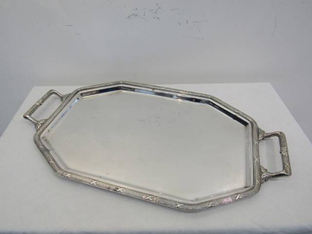 Fracalanza - Grande Bandeja em metal espessurado a prata decorado com clássico motivo "Croise" 58 x 33 cm .