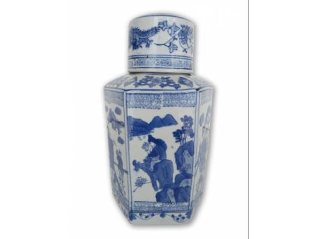 Potiche sextavado com tampa cilíndrica em porcelana chinesa, decorado com cenas do cotidiano em azul e branco 29 x 16 x 18 cm