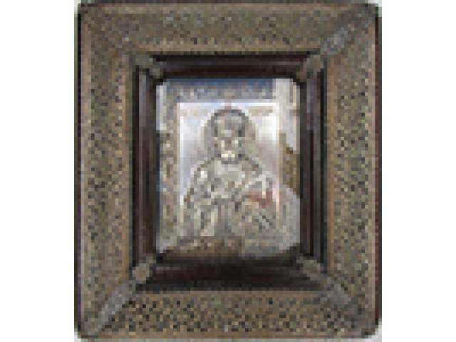 São Nicolau, ícone da Igreja ortodoxa Grega em metal espessurado a prata finamente trabalhado aplicado sobre madeira, moldura com delicado trabalho de flores em metal vazado. 25 x 23 cm séc. XIX