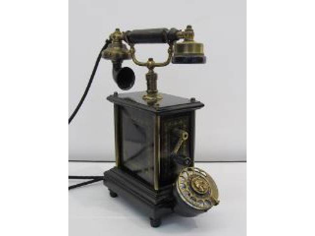 Telefone antigo de mesa com manivela, confeccionado em madeira, laca preta, discador em bronze e fone em baquelite medida 39 x 26 cm. Anos 50/60 - Em perfeito estado, não testado