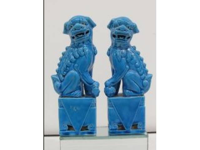 Par de esculturas “Cães de Fó” em porcelana oriental esmaltada e vitrificada na cor azul turquesa H = 21 cm, déc. 60/70