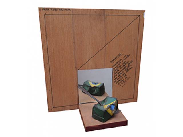 Zelio Alvez Pinto concreto, metal e espelho sobre base de madeira 40 x 39,5 x 18 cm “Pátria Amada” ass. CID 1980/1990 reproduzido no folder do MASP da exposição de dez/1990“Ruptura, exposta” pág. 2, etiqueta “A Galeria” ex-coleçãoWaldemar Szaniecki