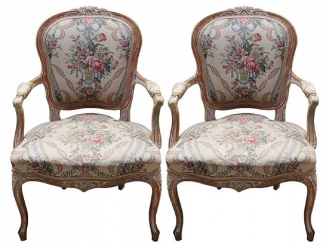 Par de poltronas “Louis XVI”, mad. lavrada dourada, assento e encosto estofados revestidos de seda. 0,59 x 0,61 x 0,88 cm. - Europa, séc. XX