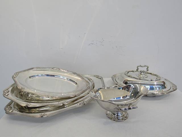 Fracalanza- Serviço de baixelas ao estilo "Regence" em metal espessurado a prata, composto por 6 peças sendo: 1 legumeira , 1 molheira e 4 travessas ovais 23 x 33 cm, 38 x 26 cm, 52 x 23 cm e 43 x 29 cm