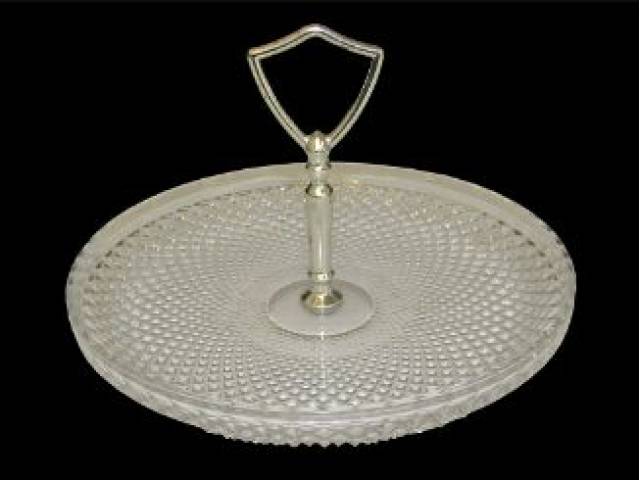 Doceira em cristal geométrico lapidado e lavrado a mão, guarnecido com pega central em metal prateado ao estilo Art Decó - D = 22 cm, anos 70