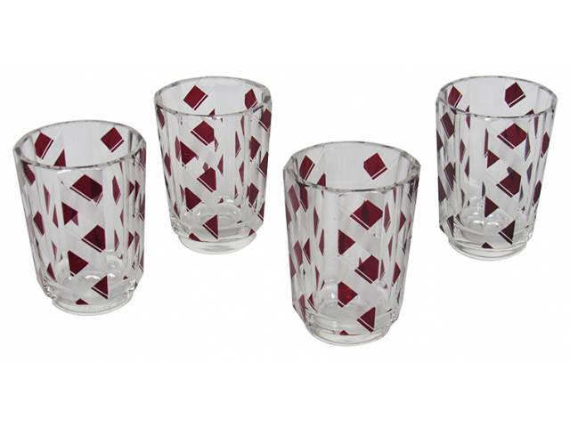 Quatro copos p/ licor, cristal facetado, decor. pequenas figuras geométricas vermelhas e frisos, timbrados na base. - Checoslováquia, séc. XIX/XX