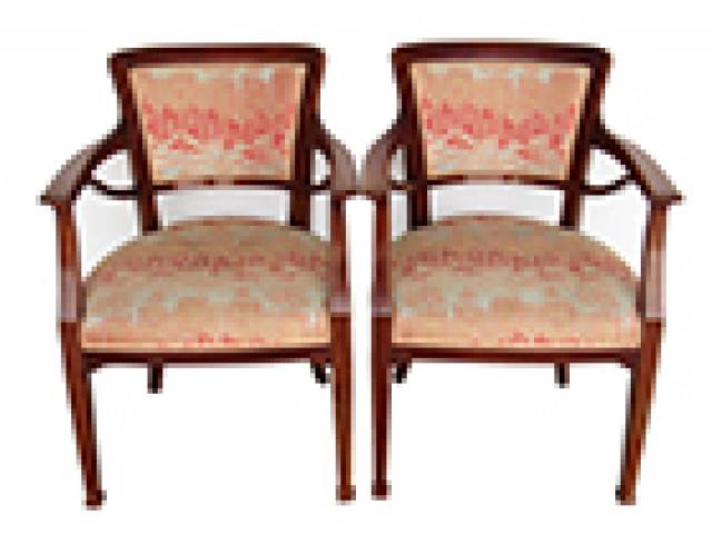 Par de Poltronas nogueira Art Nouveau, espaldar estofado, seda francesa, estampa de tulipas. 0,56 x 0,56 x 0,87 cm – Suécia, séc. XX (1910)