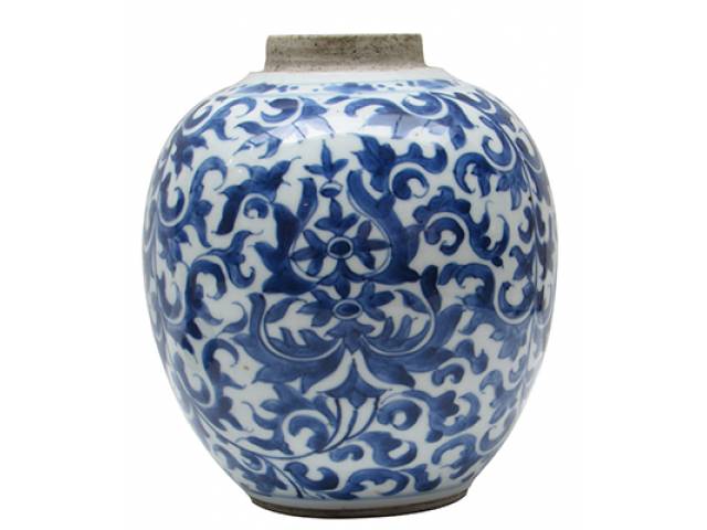 Pote bojudo porc. vitrificada, conhecido “Ginger Pot”, dec. padrão floral “blue and white”. Marcações apócrifas p/ período dinastia Ming, reinado dinastia Qing p/ Kang Hsi (1662–1722), e p/ imperador Hsüang Te. h = 14 cm. China, séc. XVIII. (Falta tampa)