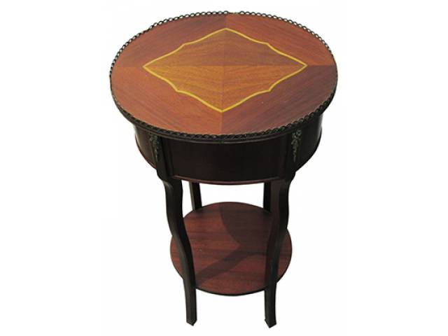 Mesa auxiliar, tampo marchetado, caixa oval avarandada em bronze e prat. 0,48 x 0,33 x 0,77 cm. Europa, séc. XX