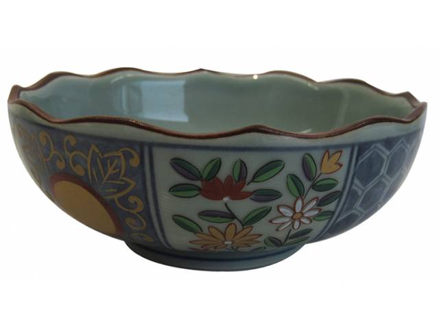 Bowl porc. e borda recortada, decor. floral, timbrado na base. d = 12 cm - Japão, séc. XX