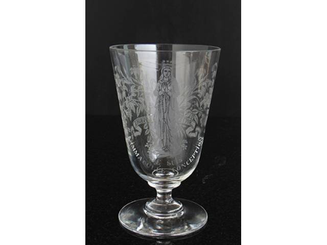 Taça cristal acidado decor. com “Imaculada Conceição”, souvenier de Lourdes. h = 13 cm - França, 1920