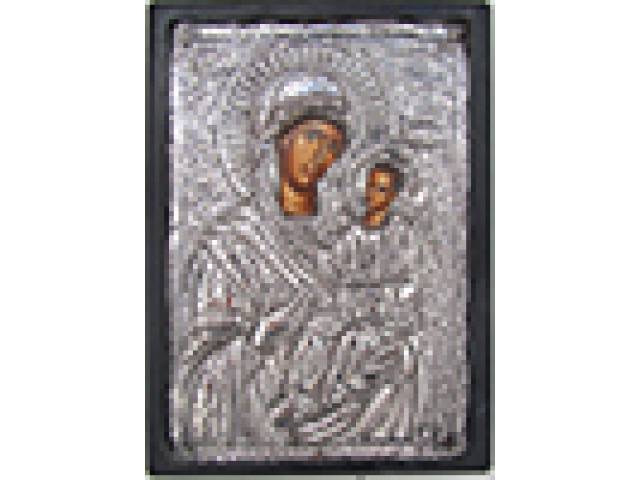 Nossa Senhora com Menino Jesus, ícone da Igreja ortodoxa Grega em prata cinzelada e repuxada finamente trabalhado, aplicado sobre madeira. 21 x 15,5 cm - séc. XX