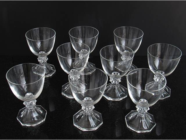 Nove taças p/ vinho, cristal translucido com haste e base lapidados. h=11 cm - Europa, prim. met. séc. XX